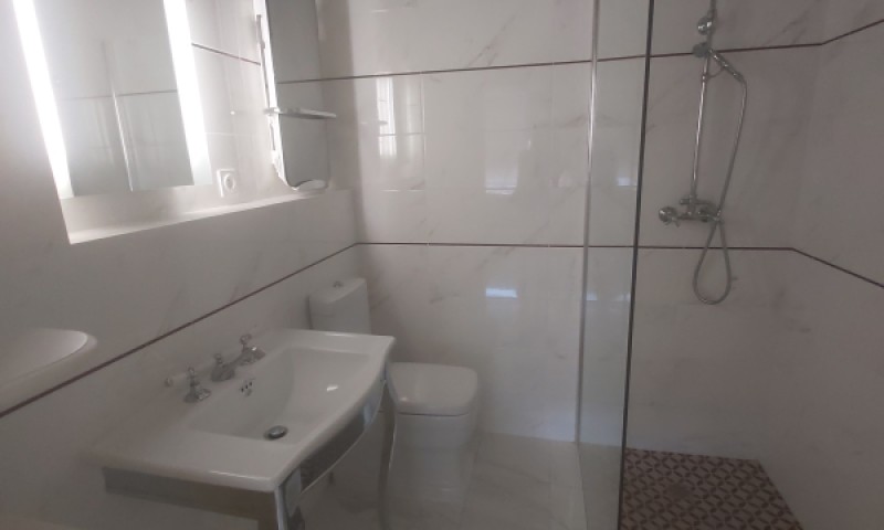 VILLA AVEC DEPENDANCE A LOUER A L'ANNEE